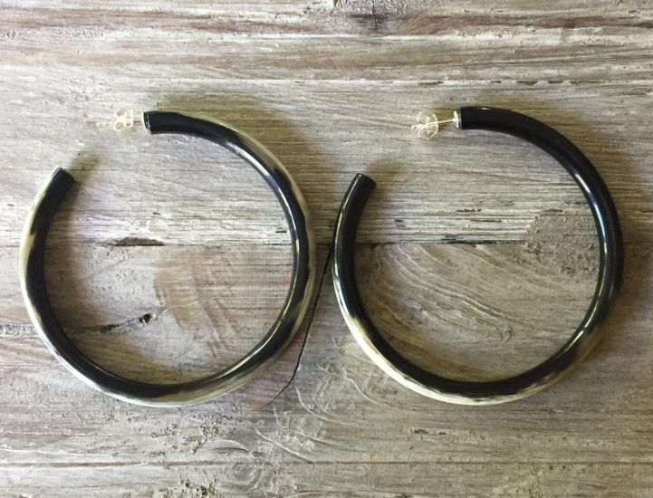 Handgemaakte creolen van buffelhoorn is +/- 6cm, Various colors, shiny finish. Licht in gewicht.