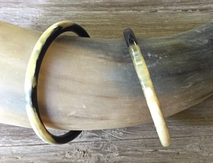 Handgemaakte creolen van buffelhoorn is +/- 6cm, Various colors, shiny finish. Licht in gewicht.