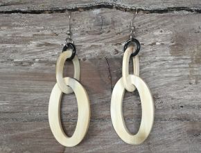 Dubbele schakeloorbellen Buffelhoorn 8.1 x 3.1 cm, met haak, Gevarieerde tintjes, shiny finish. Lichtgewicht.