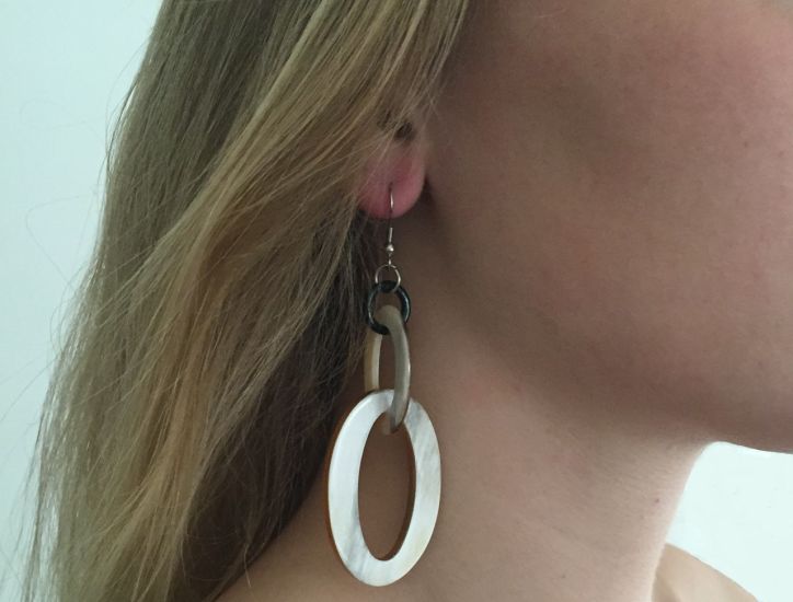 Dubbele schakeloorbellen Buffelhoorn 8.1 x 3.1 cm, met haak, Gevarieerde tintjes, shiny finish. Lichtgewicht.