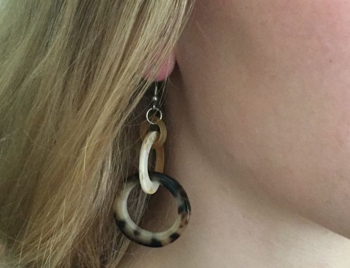 Ronde buffelhoorn schakeloorbellen Lengte 5.5 tot 7.0cm, Various colors, shiny finish. Superlicht.