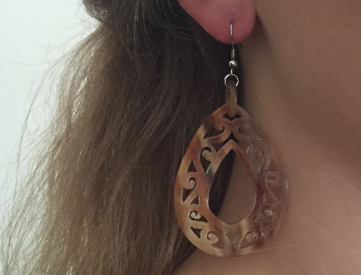 Mooi gesneden buffelhoorn oorbellen met haak 5.5x4cm, Various colors, shiny finish. Lichtgewicht.