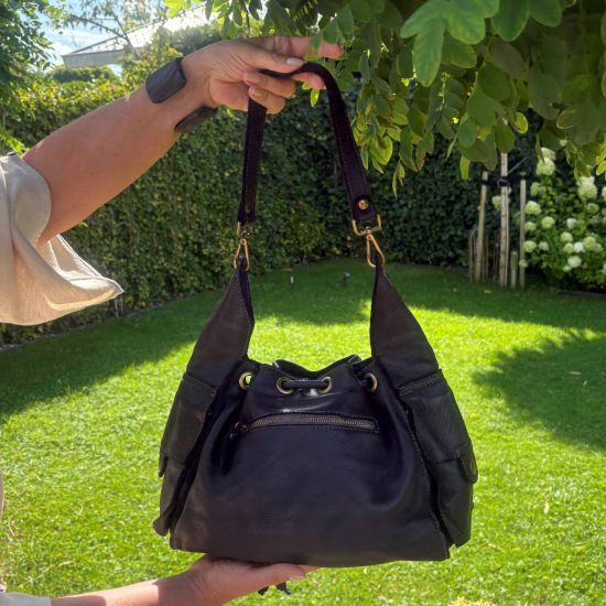 Gewassen leren, gevlochten tas. Zwart. 28 x 25 x 9 cm.