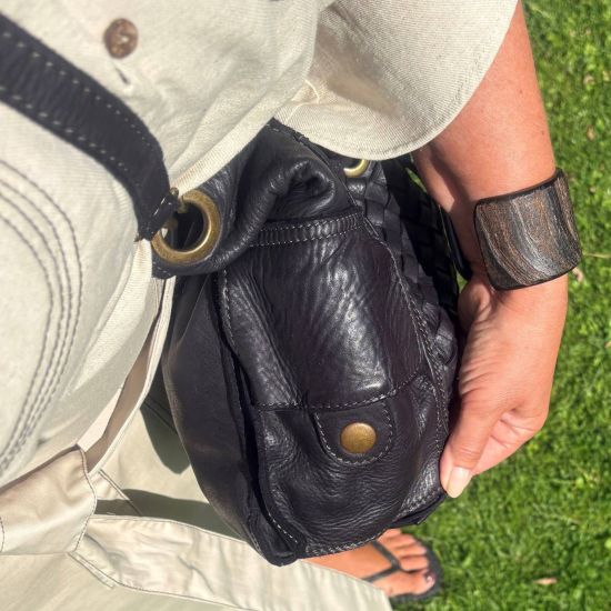 Gewassen leren, gevlochten tas. Zwart. 28 x 25 x 9 cm.