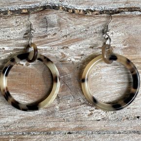 Prachtige handgemaakte oorbellen van buffelhoorn, round 3.5-4.0cm, glans finish. Licht in gewicht.