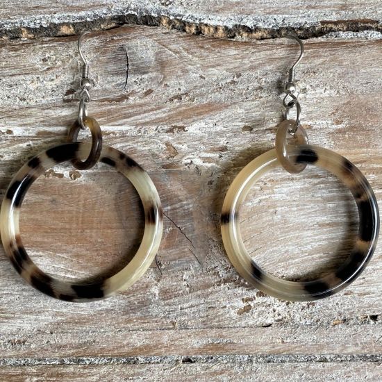 Prachtige handgemaakte oorbellen van buffelhoorn, round 3.5-4.0cm, glans finish. Licht in gewicht.