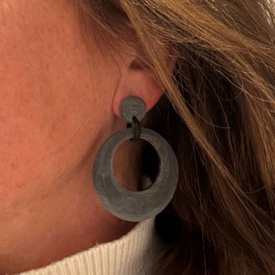 Stijlvolle, krachtige, maanvormige oorbellen van buffelhoorn, Ø5cm. Mat grijs. Licht in gewicht.