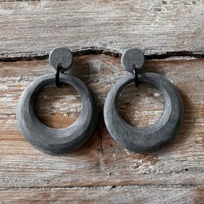 Stijlvolle, krachtige, maanvormige oorbellen van buffelhoorn, Ø5cm.  Mat grijs. Licht in gewicht.