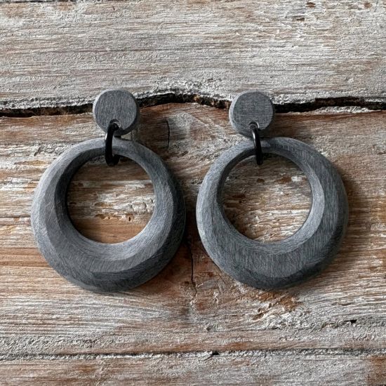 Stijlvolle, krachtige, maanvormige oorbellen van buffelhoorn, Ø5cm. Mat grijs. Licht in gewicht.