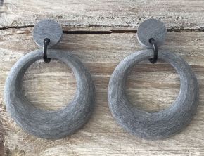 Stijlvolle, krachtige, maanvormige oorbellen van buffelhoorn, 5cm.  Matt grey. Licht in gewicht.