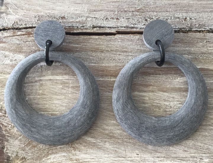 Stijlvolle, krachtige, maanvormige oorbellen van buffelhoorn, 5cm.  Matt grey. Licht in gewicht.