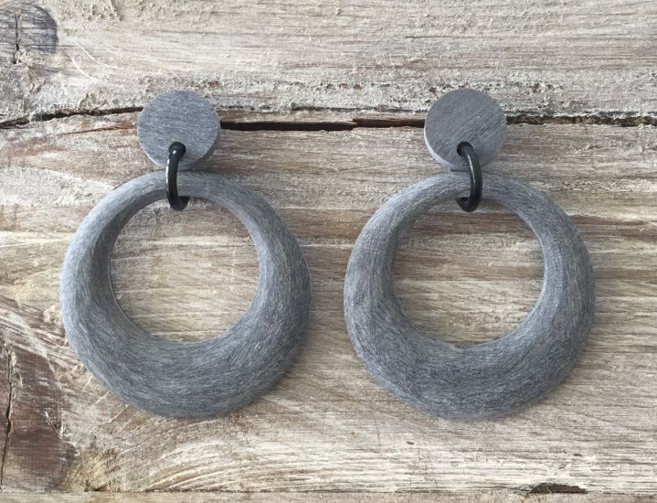 Stijlvolle, krachtige, maanvormige oorbellen van buffelhoorn, 5cm.  Matt grey. Licht in gewicht.