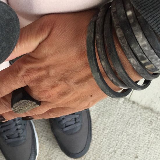 Geborstelde, grijsmatte armbandenset buffelhoorn 7 stuks. Breedte 5mm. Licht in gewicht.