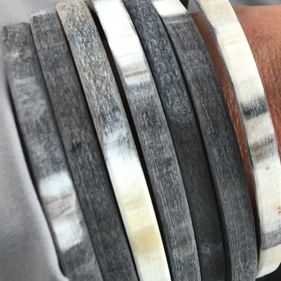 Geborstelde, grijsmatte armbandenset buffelhoorn 7 stuks. Breedte 5mm. Licht in gewicht.