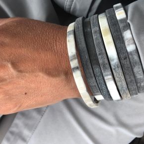 Geborstelde, grijsmatte armbandenset buffelhoorn 7 stuks. Breedte 5mm. Licht in gewicht.