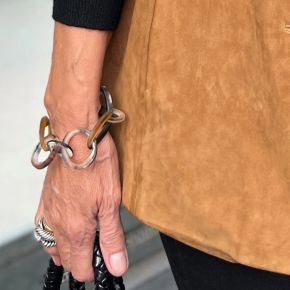 Mooie handgemaakte schakelarmband buffelhoorn, 24cmx3.8cm, matte finish.. Licht in gewicht.