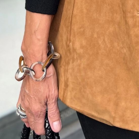 Mooie handgemaakte schakelarmband buffelhoorn, 24cmx3.8cm, matte finish.. Licht in gewicht.