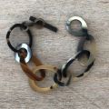 Mooie handgemaakte schakelarmband buffelhoorn, 24cmx3.8cm, matte finish.. Licht in gewicht.