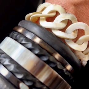 Mooie handgemaakte schakelarmband buffelhoorn, blonde tintjes en glans finish. Licht in gewicht