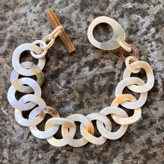 Mooie handgemaakte schakelarmband buffelhoorn, blonde tintjes en glans finish. Licht in gewicht