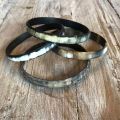 Matte buffelhoorn armband. Basis donkere tintjes. Breed 1 cm, Licht in gewicht.