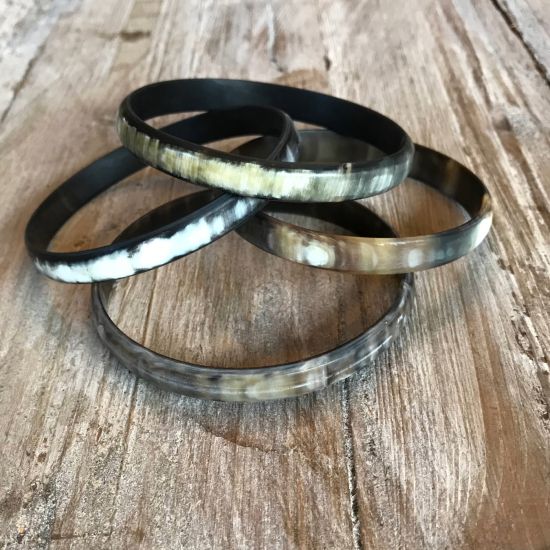 Matte buffelhoorn armband. Basis donkere tintjes. Breed 1 cm, Licht in gewicht.