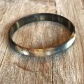 Matte buffelhoorn armband. Basis donkere tintjes. Breed 1 cm, Licht in gewicht.