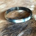 Matte buffelhoorn armband. Basis donkere tintjes. Breed 1 cm, Licht in gewicht.