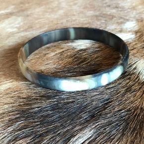 Matte buffelhoorn armband. Basis donkere tintjes. Breed 1 cm, Licht in gewicht.
