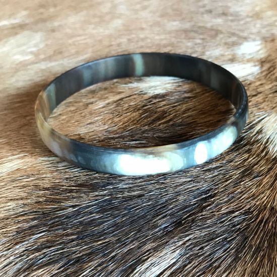 Matte buffelhoorn armband. Basis donkere tintjes. Breed 1 cm, Licht in gewicht.