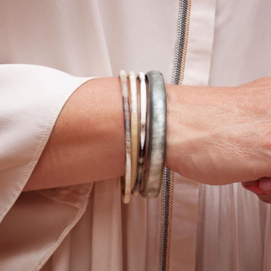 Matte buffelhoorn armband. Basis donkere tintjes. Breed 1 cm, Licht in gewicht.