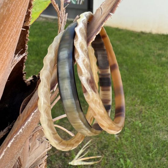Matte buffelhoorn armband. Basis donkere tintjes. Breed 1 cm, Licht in gewicht.