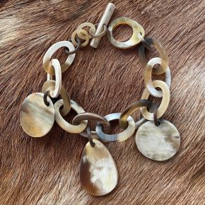 Buffelhoorn bedelarmband geschakeld. Lichtgewicht. Matte finish