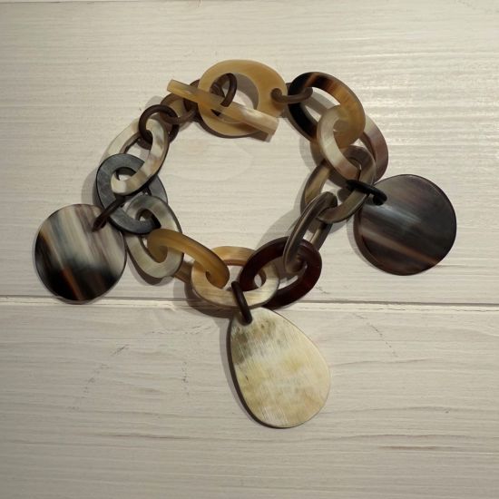 Buffelhoorn bedelarmband geschakeld. Lichtgewicht. Matte finish