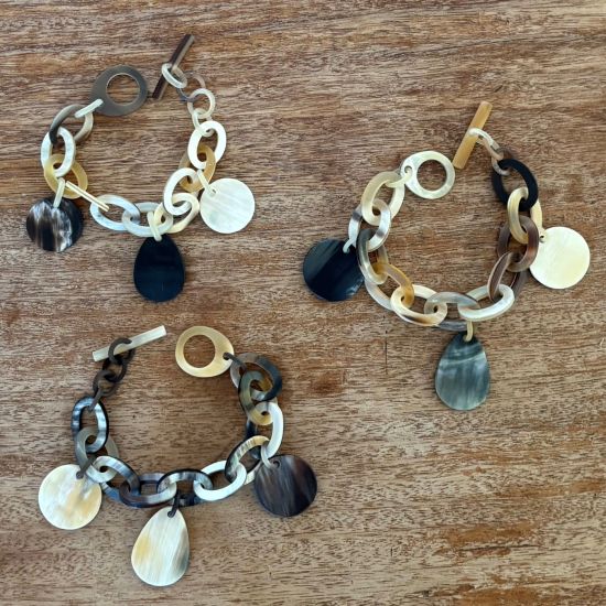 Buffelhoorn bedelarmband geschakeld. Lichtgewicht. Matte finish
