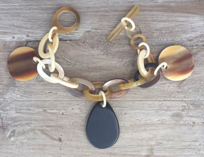Buffelhoorn bedelarmband geschakeld. Lichtgewicht. Matte finish