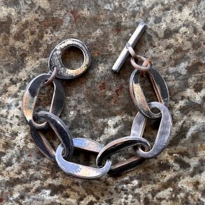 Handgemaakte, gebrande schakelarmband buffelhoorn. Matte finish. Lichtgewicht.