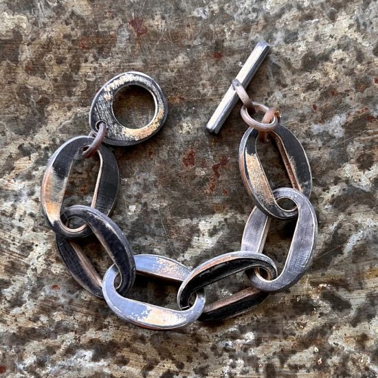 Handgemaakte, gebrande schakelarmband buffelhoorn. Matte finish. Lichtgewicht.