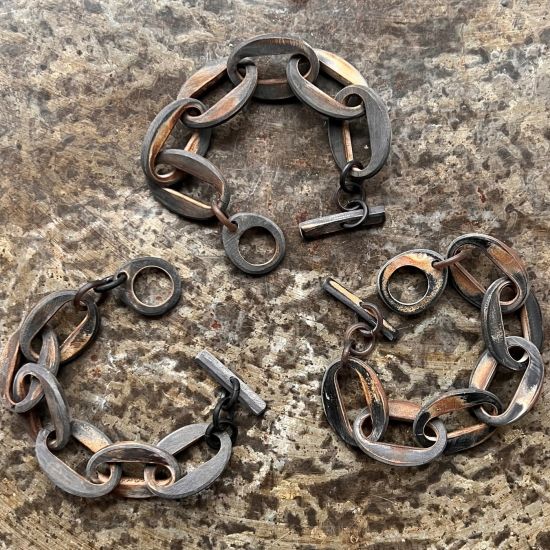 Handgemaakte, gebrande schakelarmband buffelhoorn. Matte finish. Lichtgewicht.