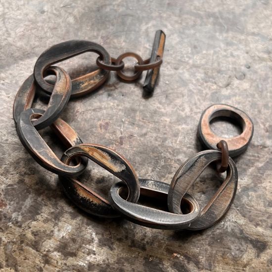 Handgemaakte, gebrande schakelarmband buffelhoorn. Matte finish. Lichtgewicht.