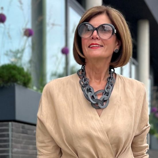 Prachtig handgemaakt collier, buffelhoorn. Grijs. Geborstelde finish. Mat. Lichtgewicht. 55cm.