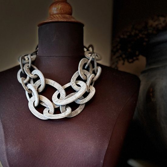 Prachtig handgemaakt collier, buffelhoorn. Grijs. Geborstelde finish. Mat. Lichtgewicht. 55cm.