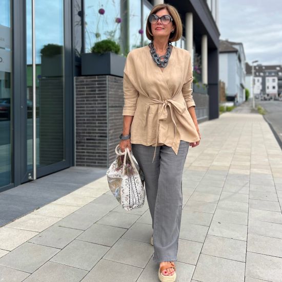 Prachtig handgemaakt collier, buffelhoorn. Grijs. Geborstelde finish. Mat. Lichtgewicht. 55cm.