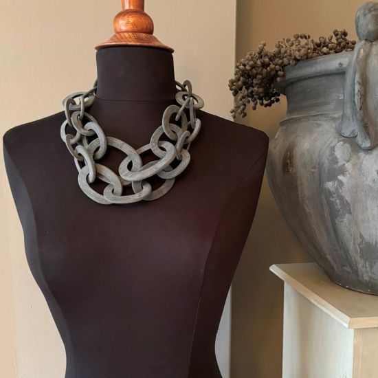 Prachtig handgemaakt collier, buffelhoorn. Grijs. Geborstelde finish. Mat. Lichtgewicht. 55cm.