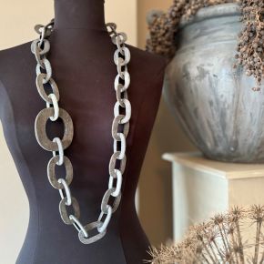 Stoere handgemaakte ketting buffelhoorn. Geborsteld, grijze look.