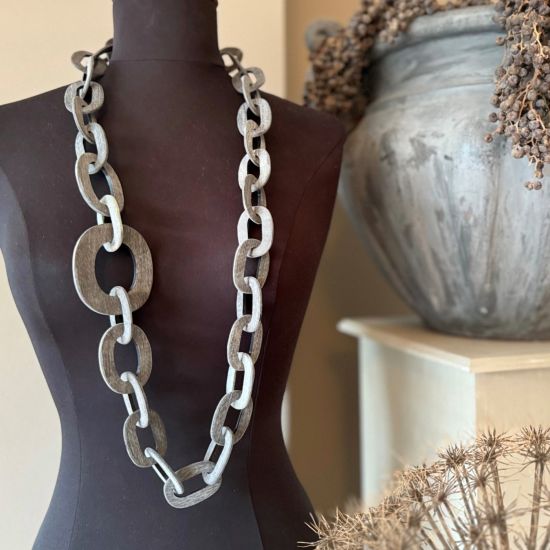 Stoere handgemaakte ketting buffelhoorn. Geborsteld, grijze look.