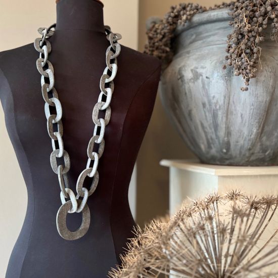 Stoere handgemaakte ketting buffelhoorn. Geborsteld, grijze look.