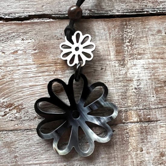 Mooie handgemaakte bloemvormige hanger buffelhoorn. Glans finish, lichtgewicht.