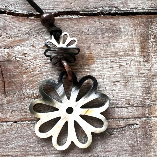 Mooie handgemaakte bloemvormige hanger buffelhoorn. Glans finish, lichtgewicht.