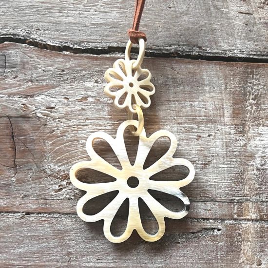 Mooie handgemaakte bloemvormige hanger buffelhoorn. Glans finish, lichtgewicht.